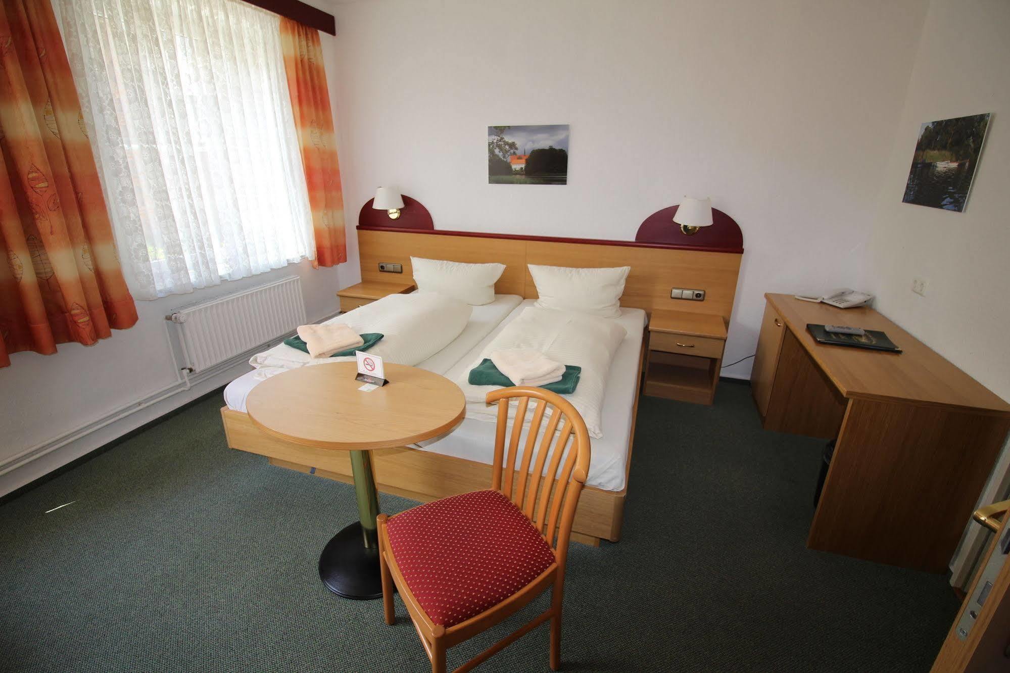 Hotel Carstens Бордесхолм Екстериор снимка
